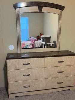 Bedroom furniture set