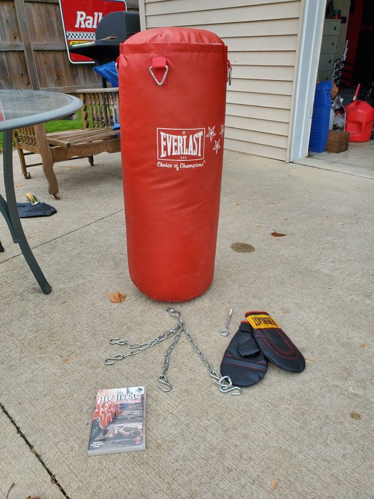 Everlast heavy bag punching bag 50 lbs with gloves chains and DVD