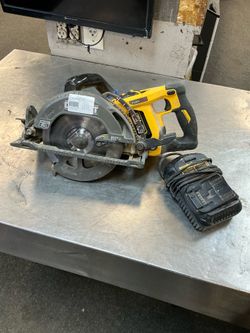 Dewalt circular saw with battery and Charger