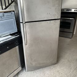 Stove and microwave and fridge for sale