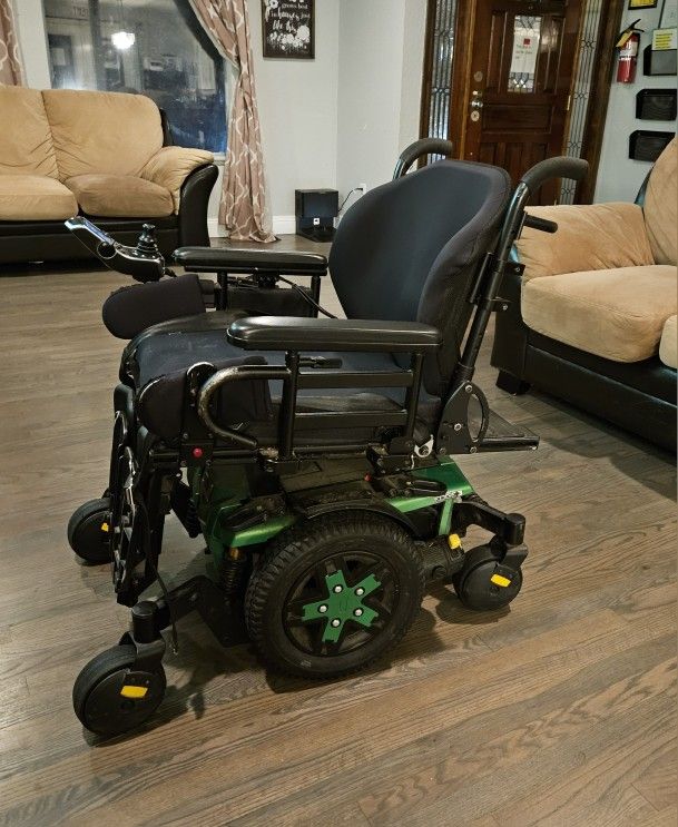 Quantum edge 3 electric wheelchair
Standard version
Good batteries, good tires and casters,
Very good
