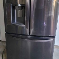 Like New LG Refrigerator For Sale (DELIVERY AVAILABLE)