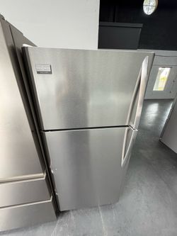 Frigidaire Top Freezer Refrigerator “28 ( Refrigeradores )