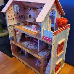 Doll House With Accessories 