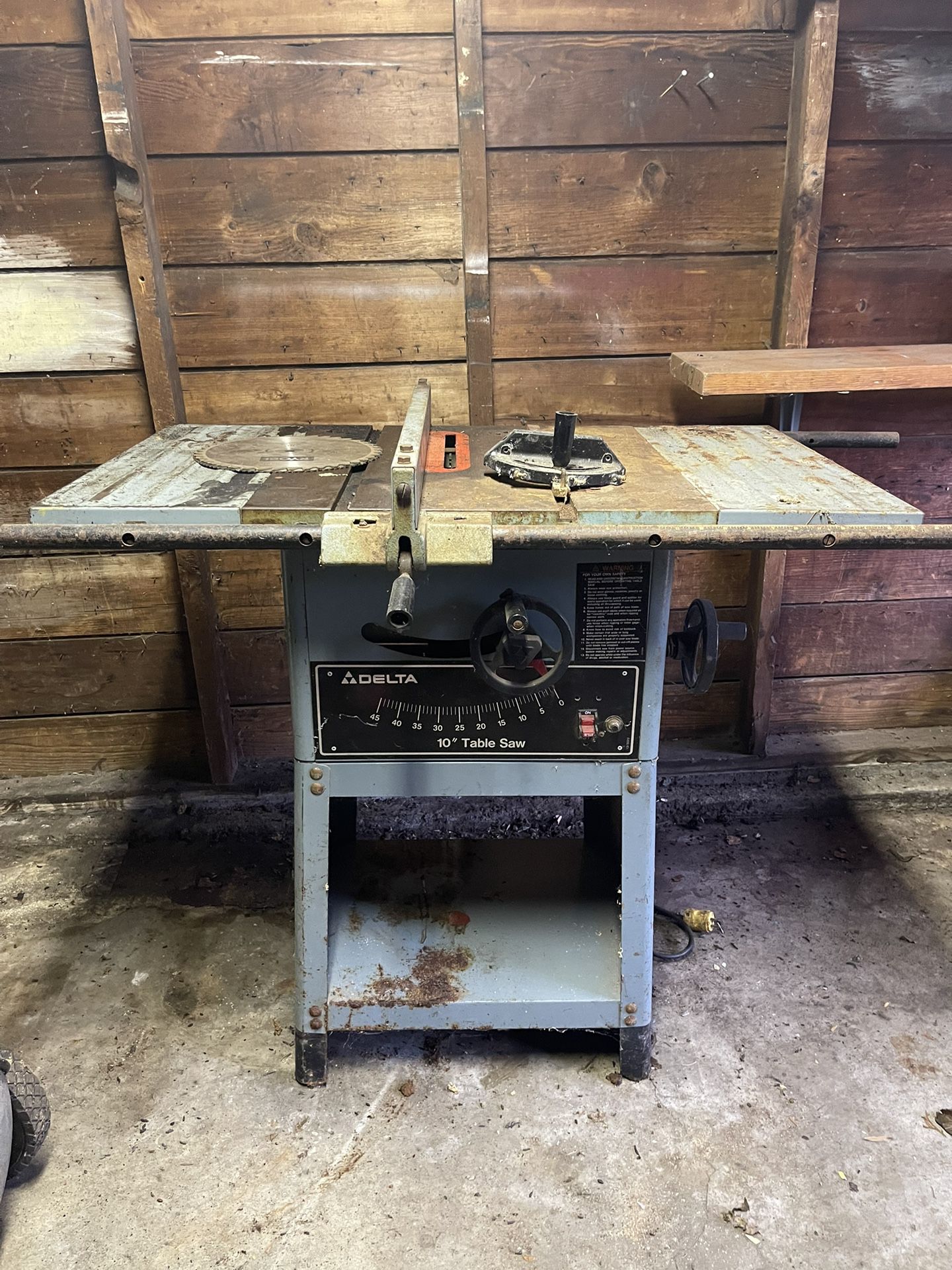 DELTA Table Saw