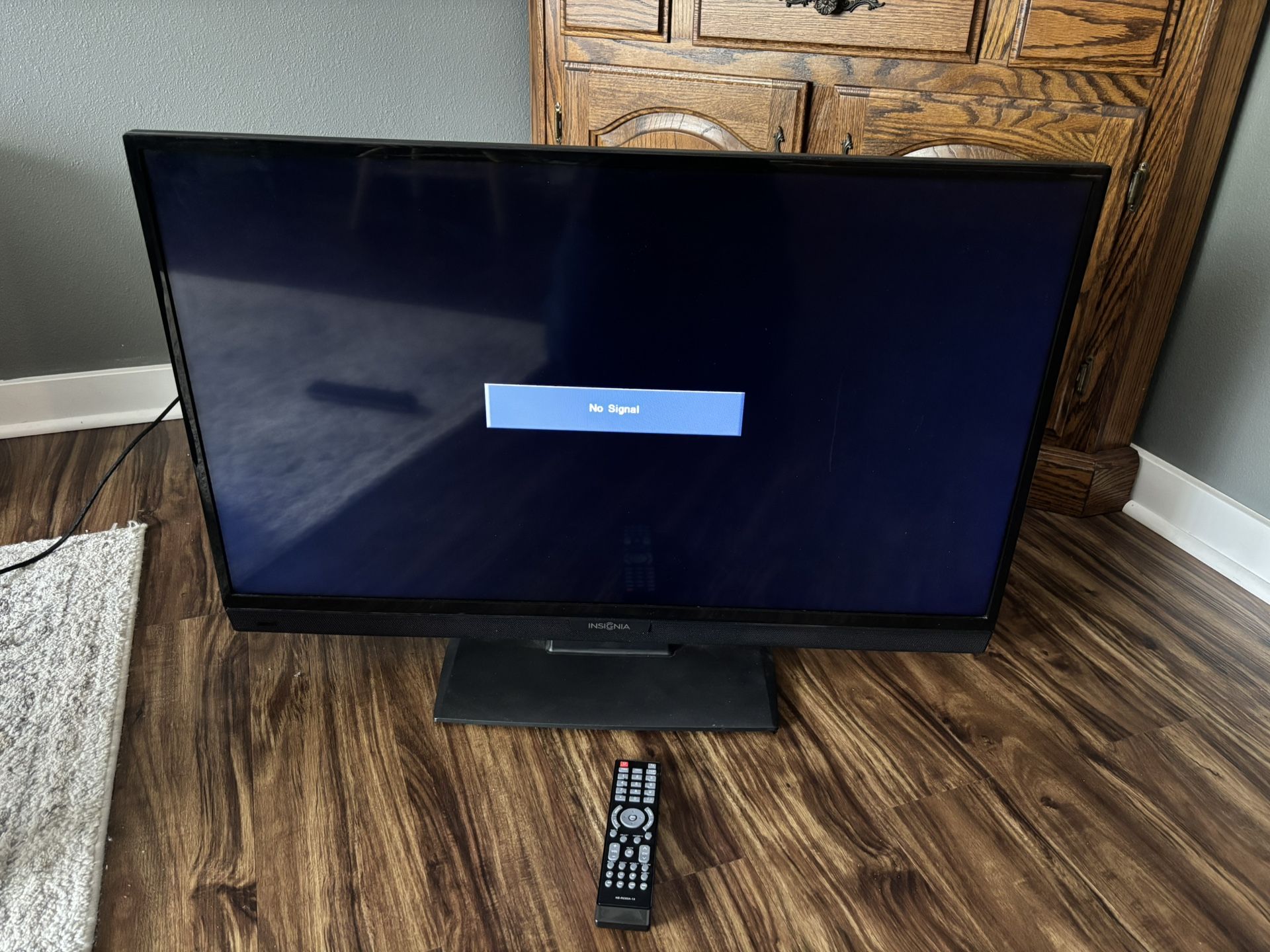 Insignia 40” LCD Flatscreen TV