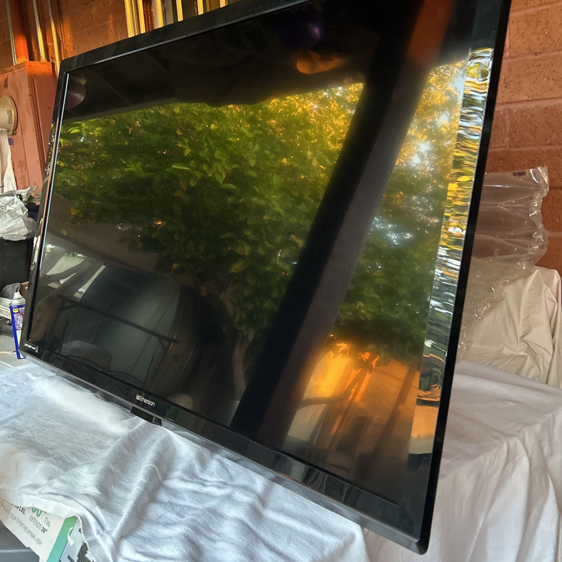 Big Screen 55” LED Emerson TV With TV Mount & Remote