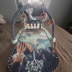 Piano tiene musica en exelente condiciones en Dallas oak cliff