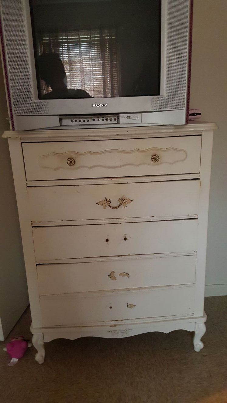 Vintage dresser heavy in good condition just needs some paint and new knobs