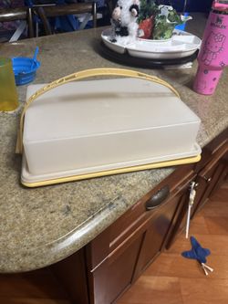 Vintage Tupperware With Handle