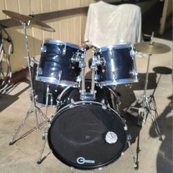 Bateria Drums - Pacific Drums and Percussion or PDP Drum Set Complete w Bass Pedal, Cymbal & Hi-Hats , Hardware,  Seat or Throne, 2 Pr of Sticks and 1