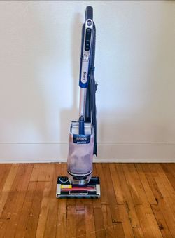 SHARK Stratos Pet Pro Vacuum w/Attachments