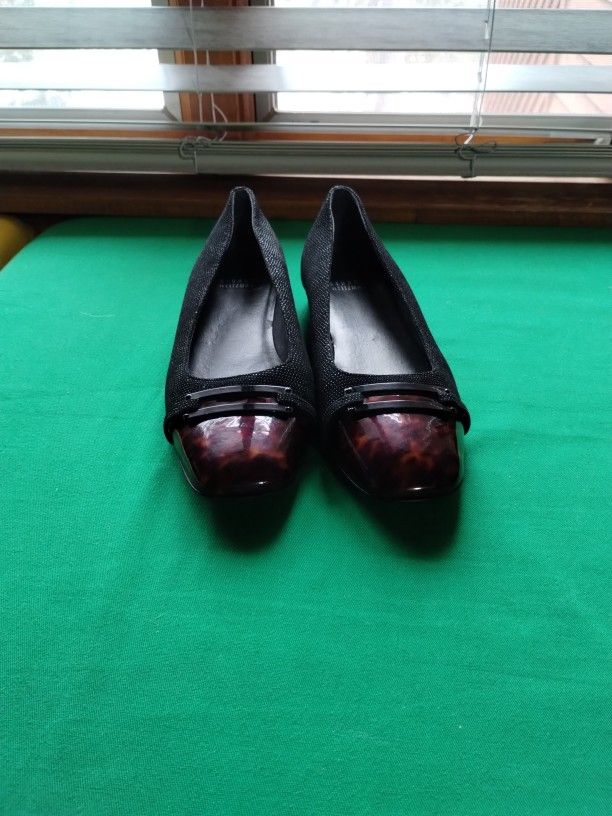 Stuart weitzman low heel size 9W