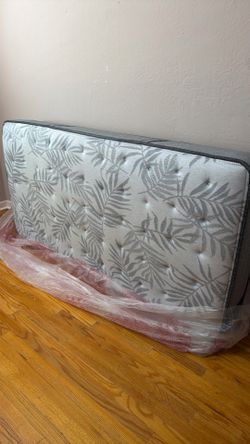 Single mattress, like-new