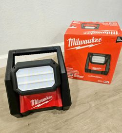 Milwaukee 18V 4000 Lumens ROVER LED AC/DC Flood Light