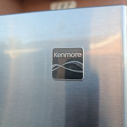 3-door refrigerator.     Refrigerador De 3 Puertas