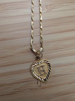 18k 8.62g necklace with heart-shaped pendant