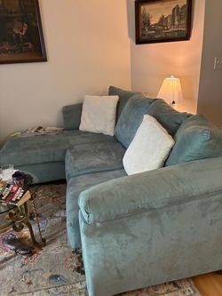 Great couch no cats or dogs