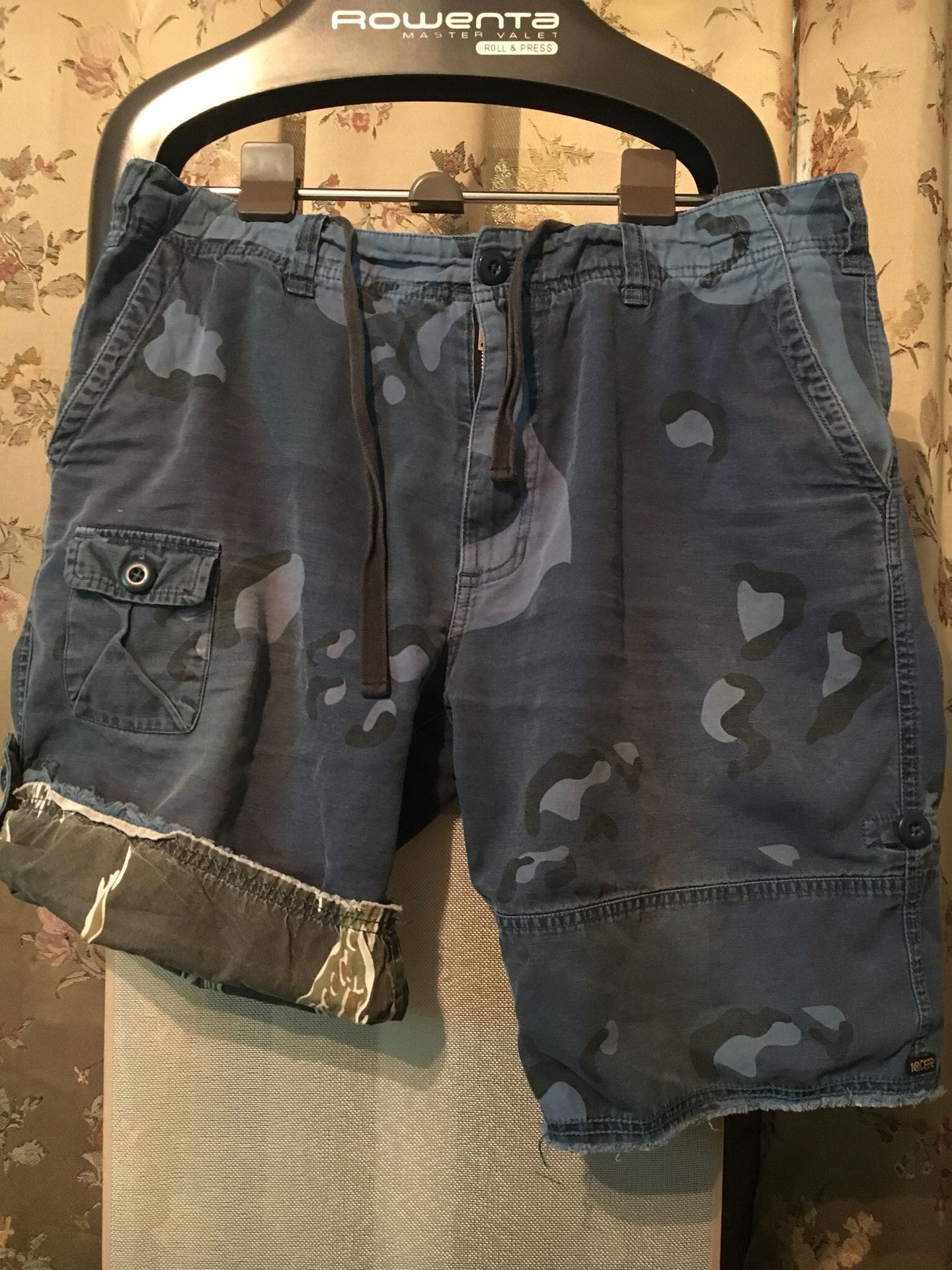 10 Deep camo shorts. Men’s 38. Belt and inside string