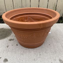 Plastic flower pots