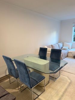 Beautiful modern dining set in excellent condition!