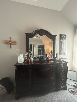 Dark brown wooden dresser vintage, some scratches, good condition