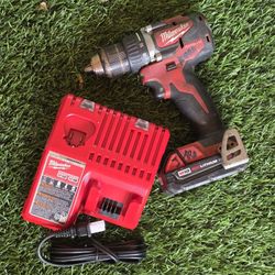 Milwaukee Taladro Con Bateria Y Cargador