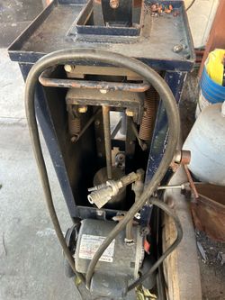 Portable tire mounting machine