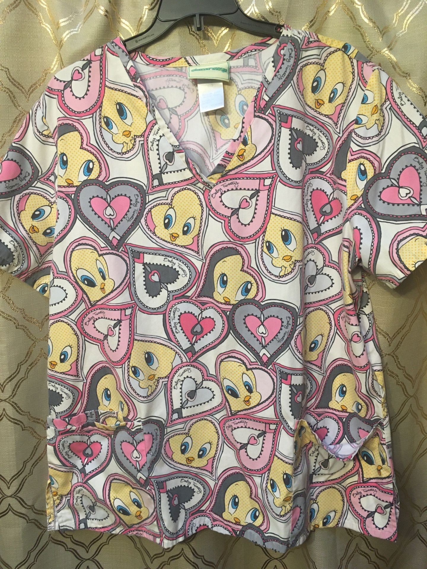 Women’s scrub top looney tunes tweety bird hearts Large