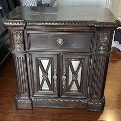 OVERSIZED NIGHT STANDS