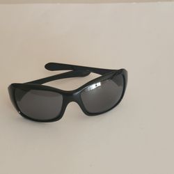 Vintage Oakley Ravishing Sunglasses Black Wrap Oversized Women’s Y2K.
Polarized ( there is a mark "polarized " on left lens). 61x17
Pre-owned, good