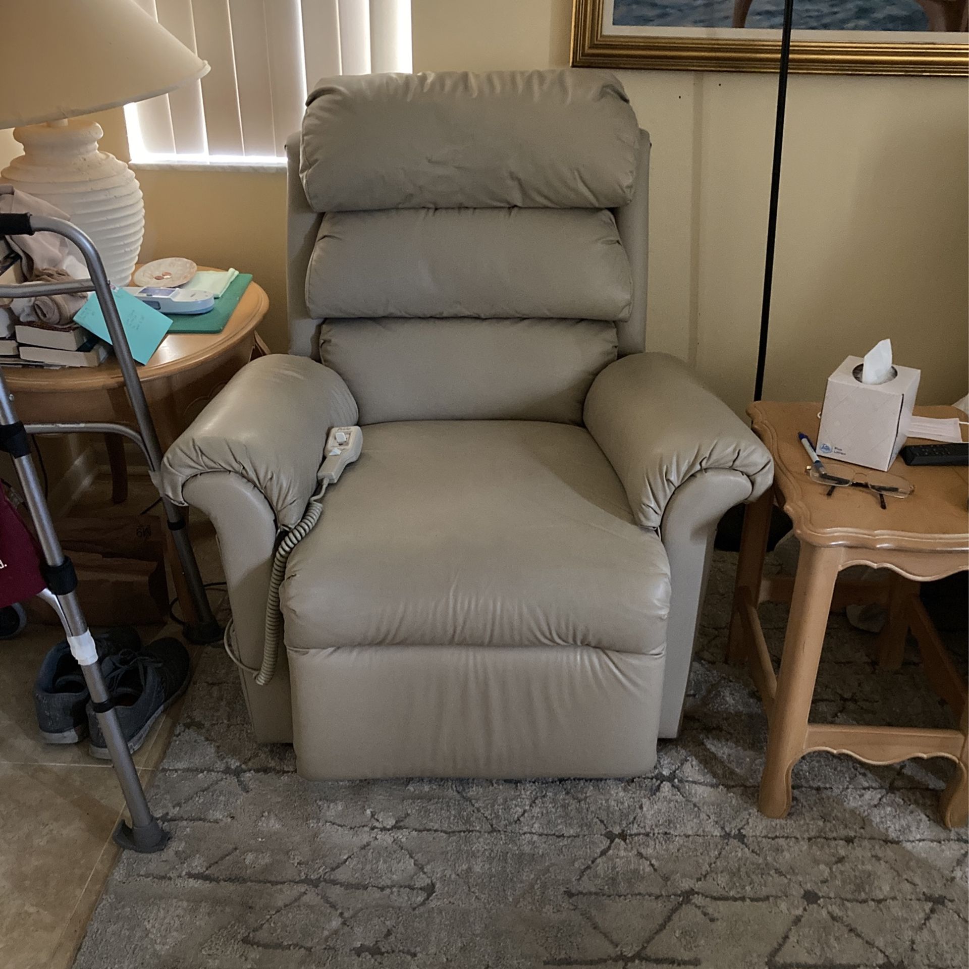 Lift Chair. Very Good Condition 