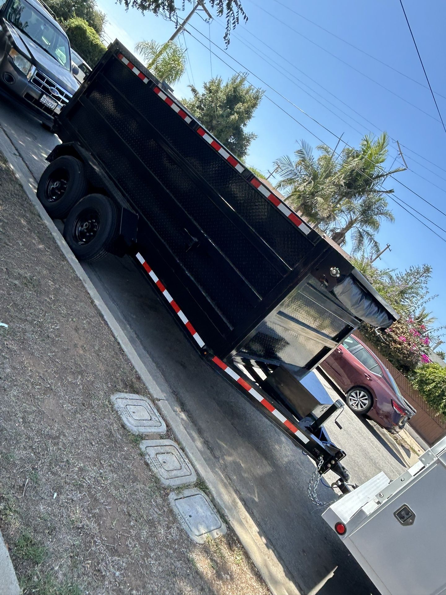 Vendo Traila Año 2025. 14 Pies De Largo X 8.5 De Ancho. X 4 De Altura. Pistón De Tijera. Incluye La Lona. Y También La Llanta Extra. X $13500.
