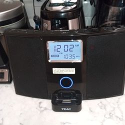 Teac...."Ipod" Charger...&..A/M...F/M Stereo System Like New 👍