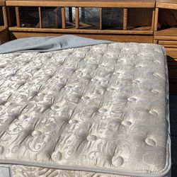 Beautiful rest Queen size bed + boxspring + Metal frame + Oak headboard