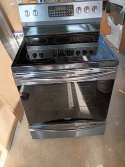 Frigidaire gallery stove electric 220v, black stainless steel open box new