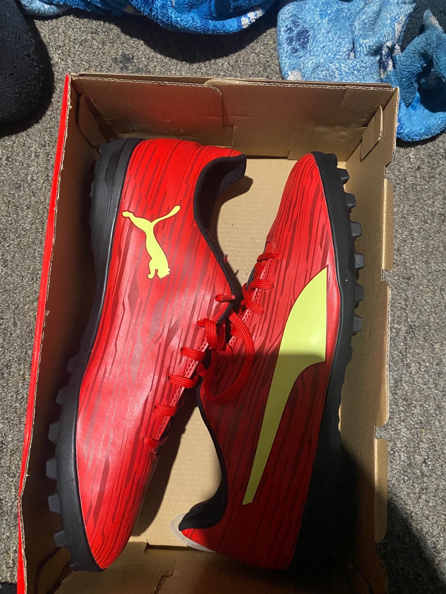 Pumas turfs shoes