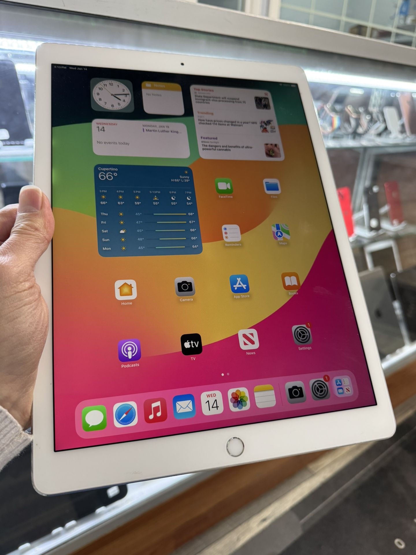 Like New iPad Pro 12.9 512GB WiFi & Cellular Unlocked for All carriers.