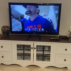 LG Tv 25” x  40”