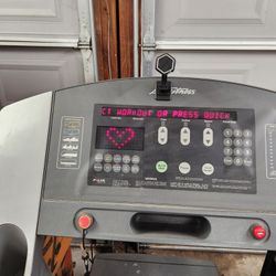 Treadmill Commercial Quality Life Fitness