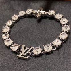 This is a classic neutral bracelet.