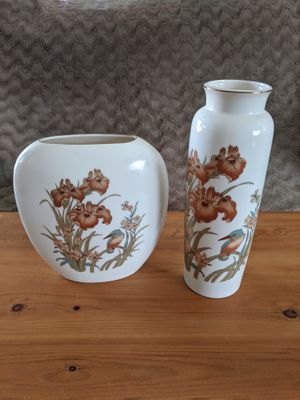Photo Shaddy Japan Porcelain Peach Iris and Blue Bird Vase Set.
