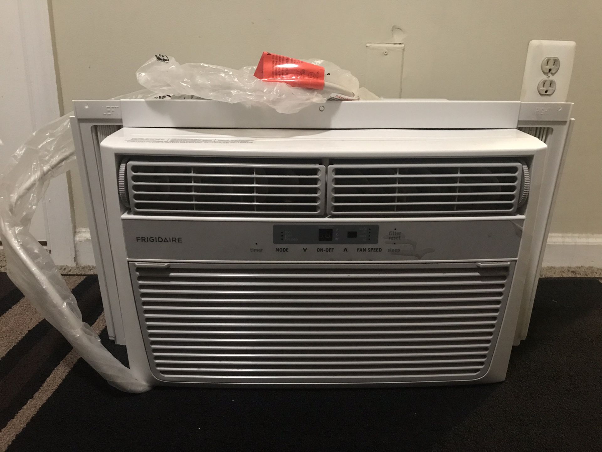 High quality air conditioning unit, works good as new.