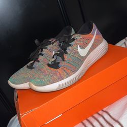 Women’s Nike Shoes 9W