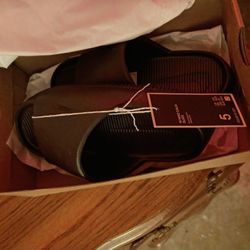 NIKE CALM SLIDES BRAND NEW