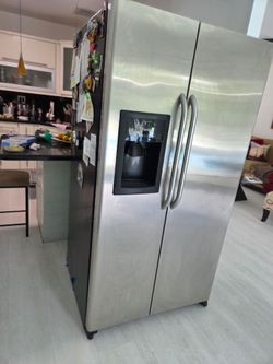 GE Stainless Steel Refrigerator – Excellent Working Condition