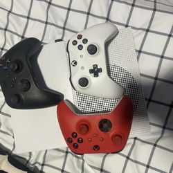 xbox one s with 3 controllers