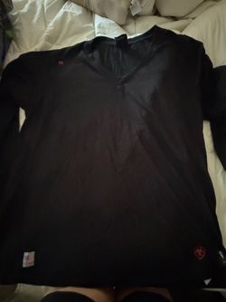 FR Ariat Black Long Sleeve V-Neck  L more like an XL