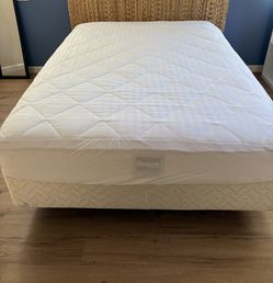 Used Queen Bassett Bedding Cloverdale Mattress & Box Spring - pick up Simi Valley