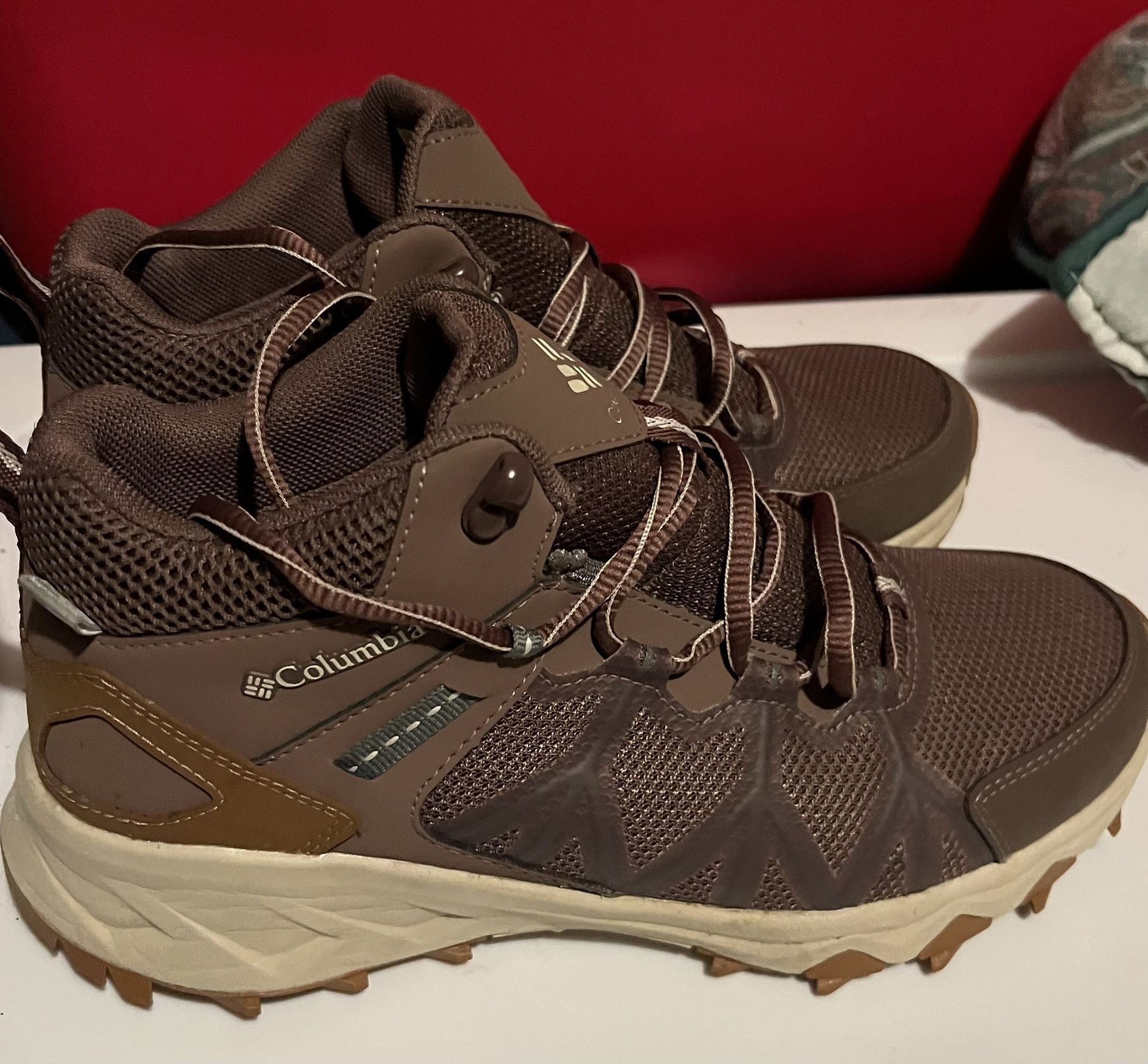 Women’s Size=8W Columbia Hiking Boots